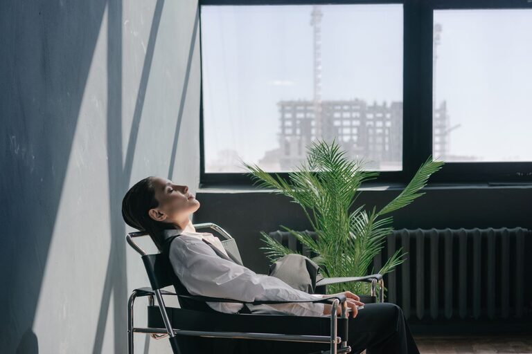 Mindful Breaks You Can Take in Five Minutes to Recharge